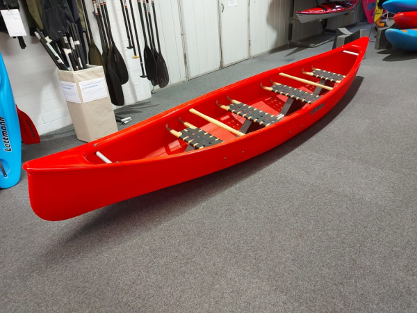 Trapper 490 rot, mit vier Bänken, besonders robust! Mit leichten Lagerspuren!