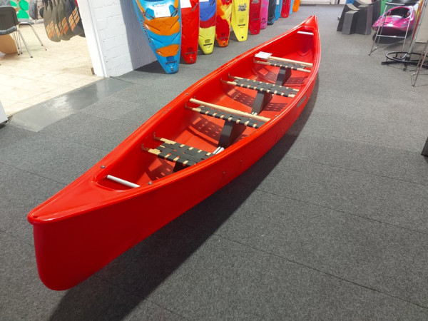 Trapper 490 rot, mit vier Bänken, besonders robust! Mit leichten Lagerspuren!